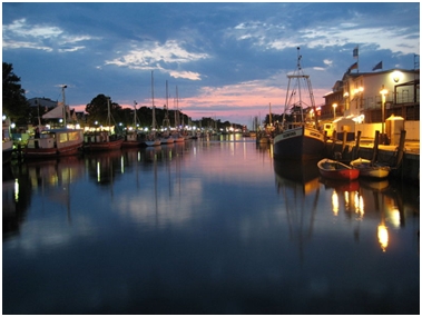 Rostock Warnemünde, Blick auf den Alten Strom bei Nacht